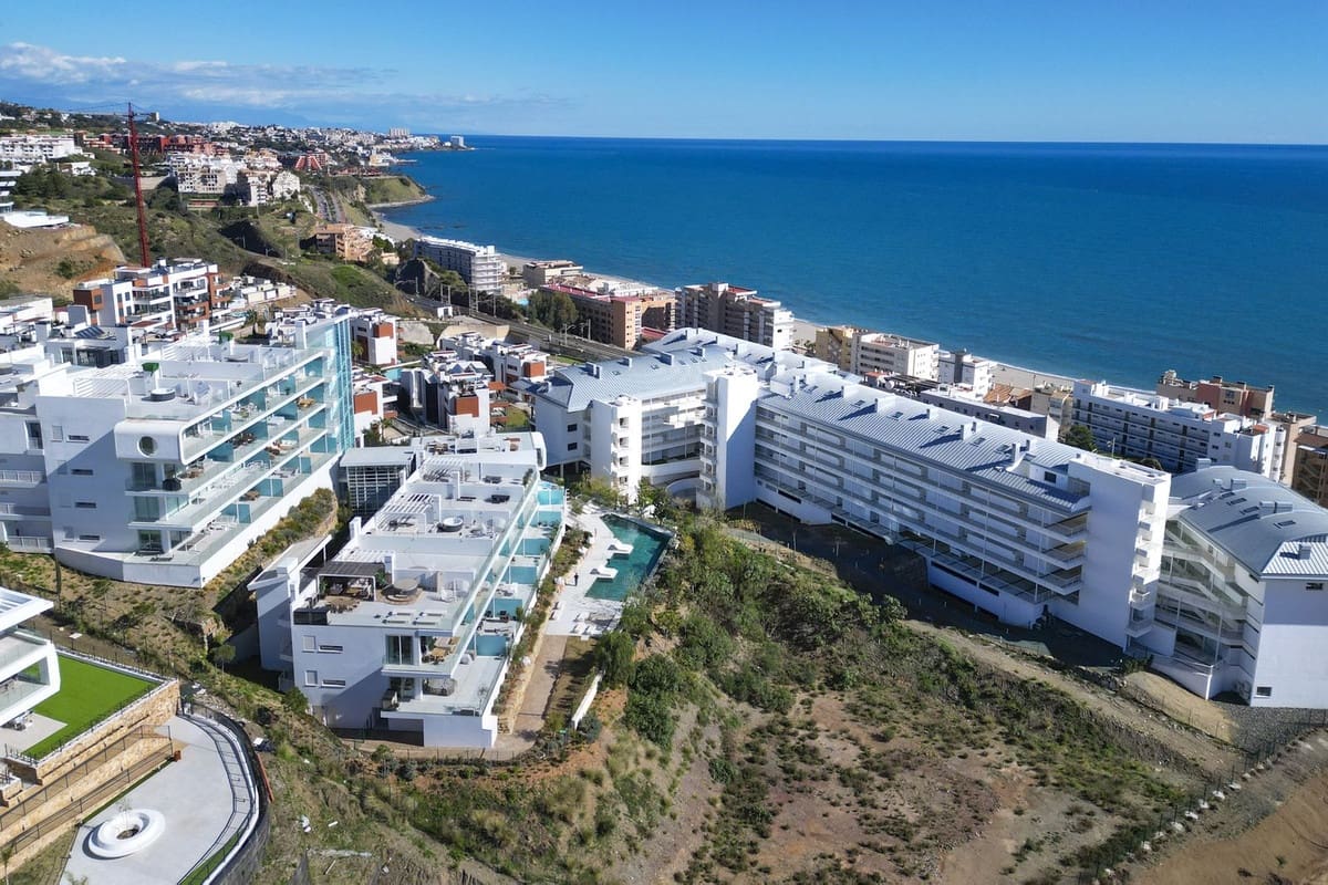 2 bedroom Penthouse for sale in Fuengirola with pool - € 885,000 (Ref: 9480390)