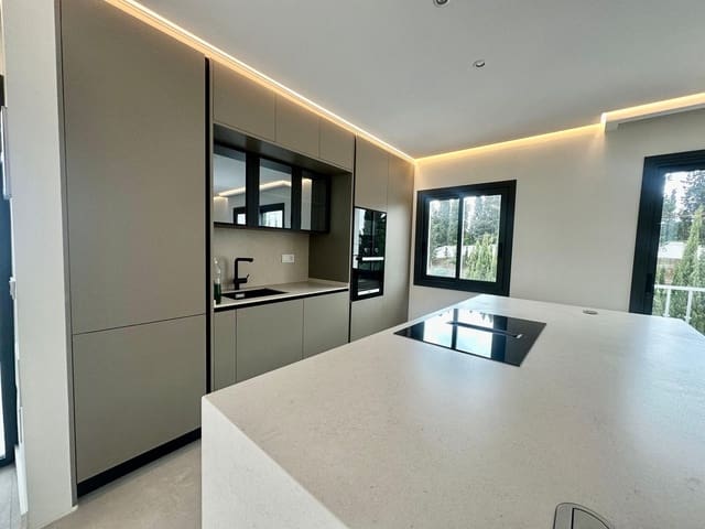 2 soveværelse Penthouse til salg i La Dama de Noche - La Alzambra, Marbella med swimmingpool garage - € 890.000 (Ref: 9480392)