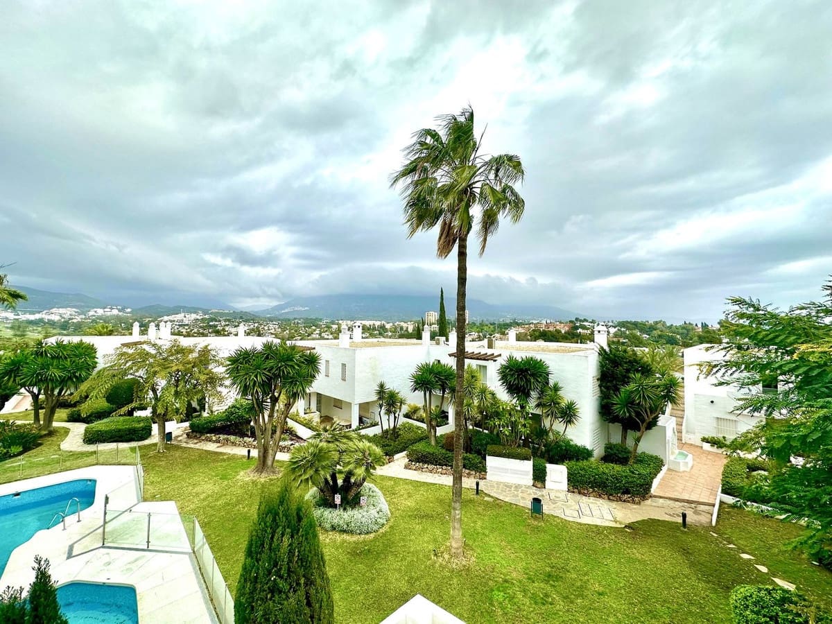 2 soveværelse Penthouse til salg i Nueva Andalucia med swimmingpool garage - € 890.000 (Ref: 9480392)