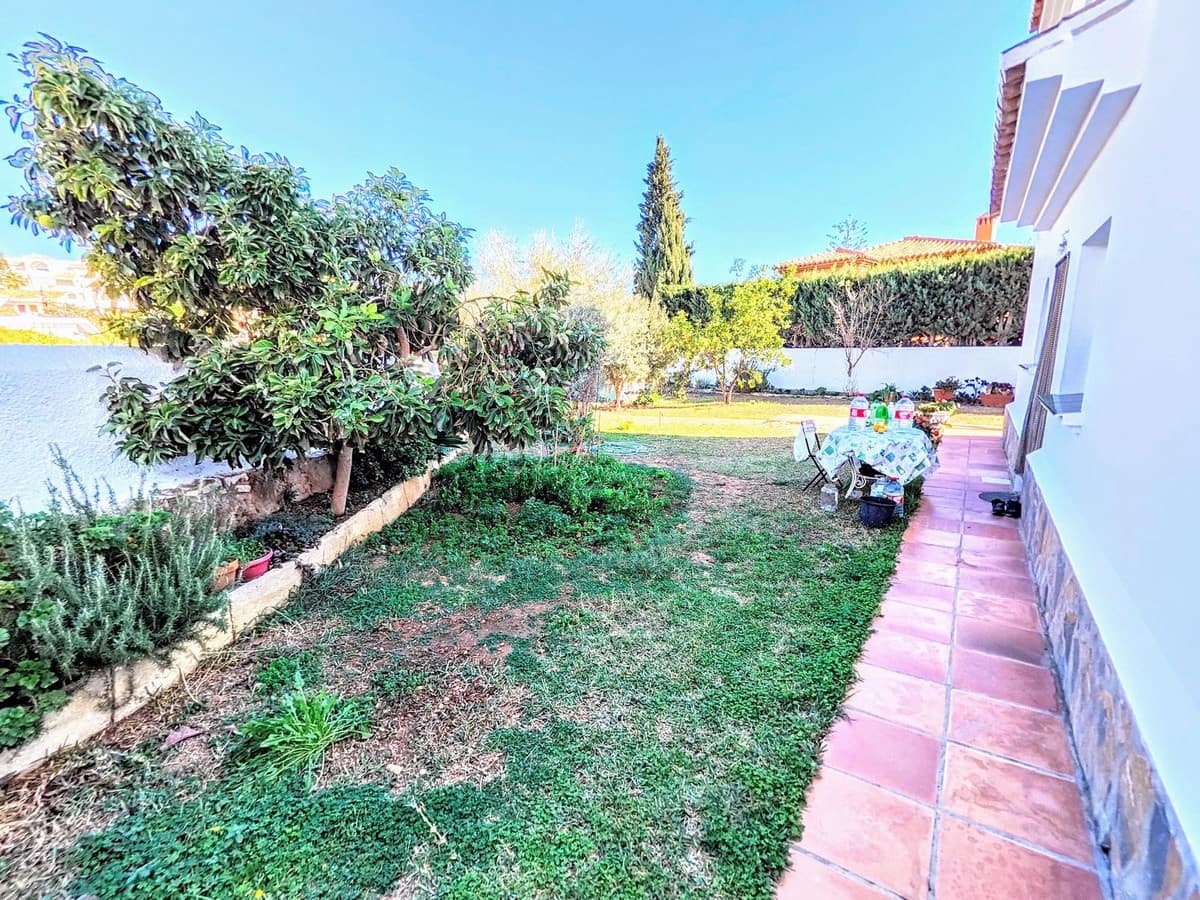 4 bedroom Villa for sale in Benalmadena Costa with pool garage - € 890,000 (Ref: 9480393)