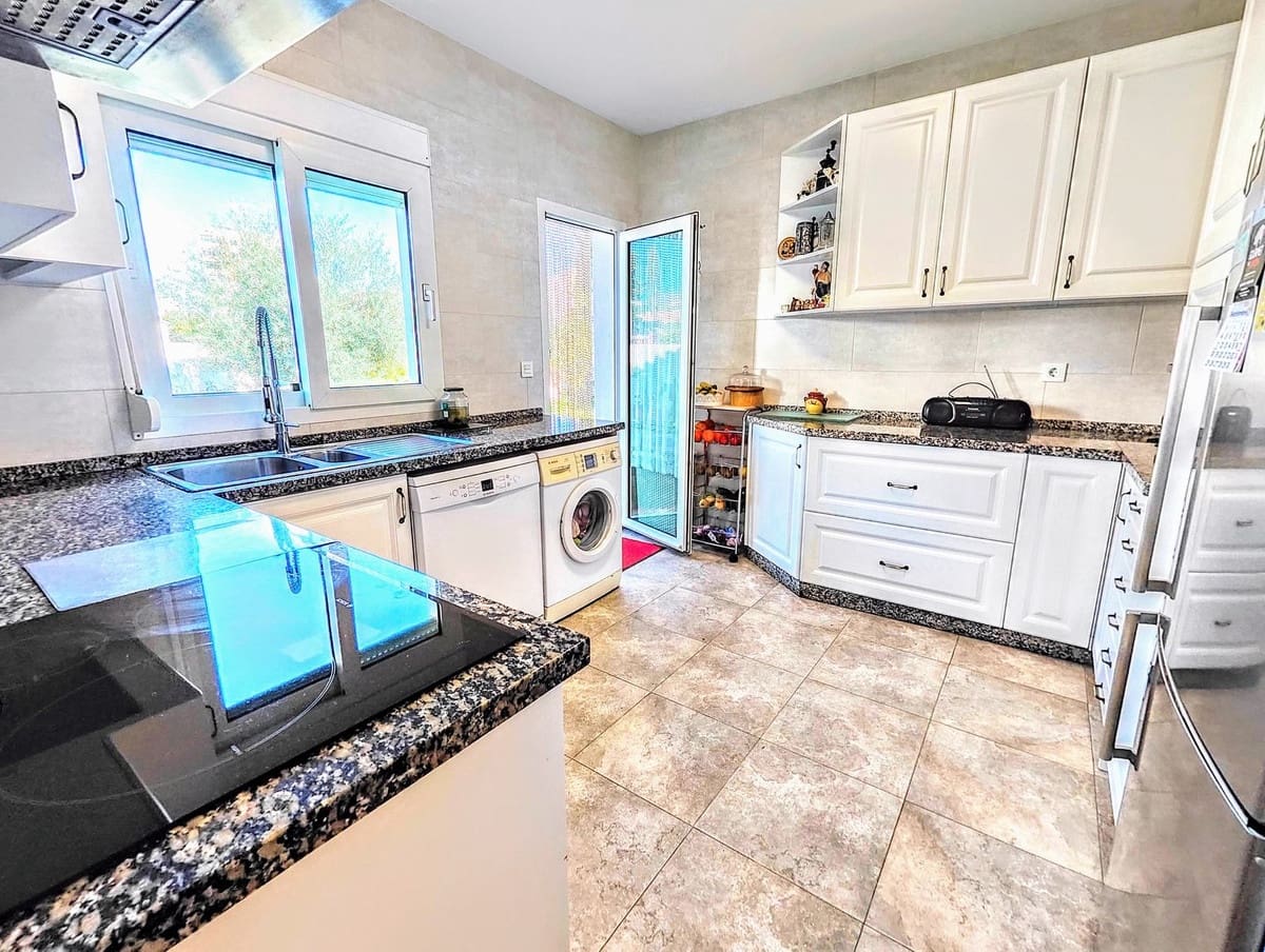 4 bedroom Villa for sale in Benalmadena Costa with pool garage - € 890,000 (Ref: 9480393)