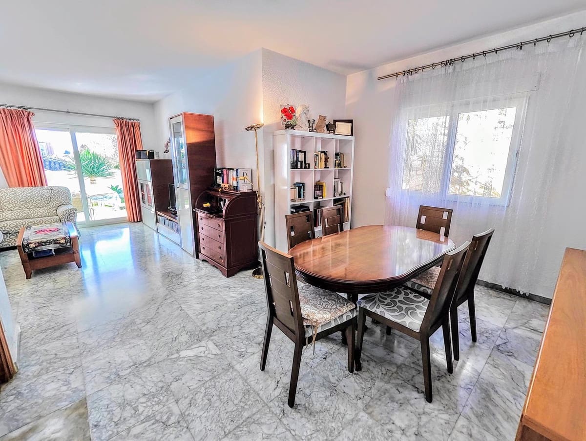 4 soveværelse Villa til salg i Benalmadena Costa med swimmingpool garage - € 890.000 (Ref: 9480393)