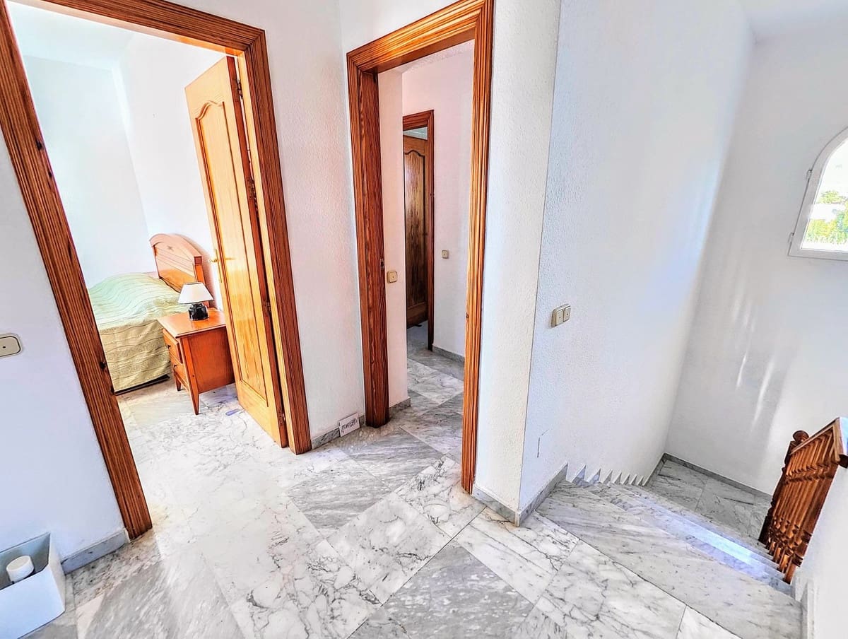 4 soveværelse Villa til salg i Benalmadena Costa med swimmingpool garage - € 890.000 (Ref: 9480393)