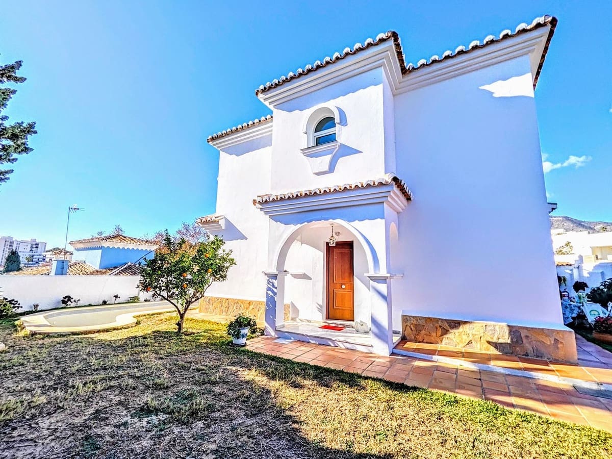 4 soveværelse Villa til salg i Benalmadena Costa med swimmingpool garage - € 890.000 (Ref: 9480393)