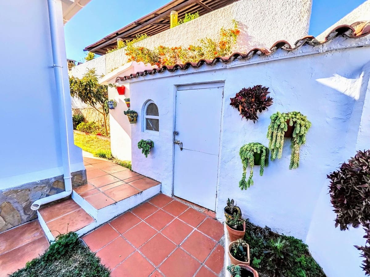 4 soveværelse Villa til salg i Benalmadena Costa med swimmingpool garage - € 890.000 (Ref: 9480393)