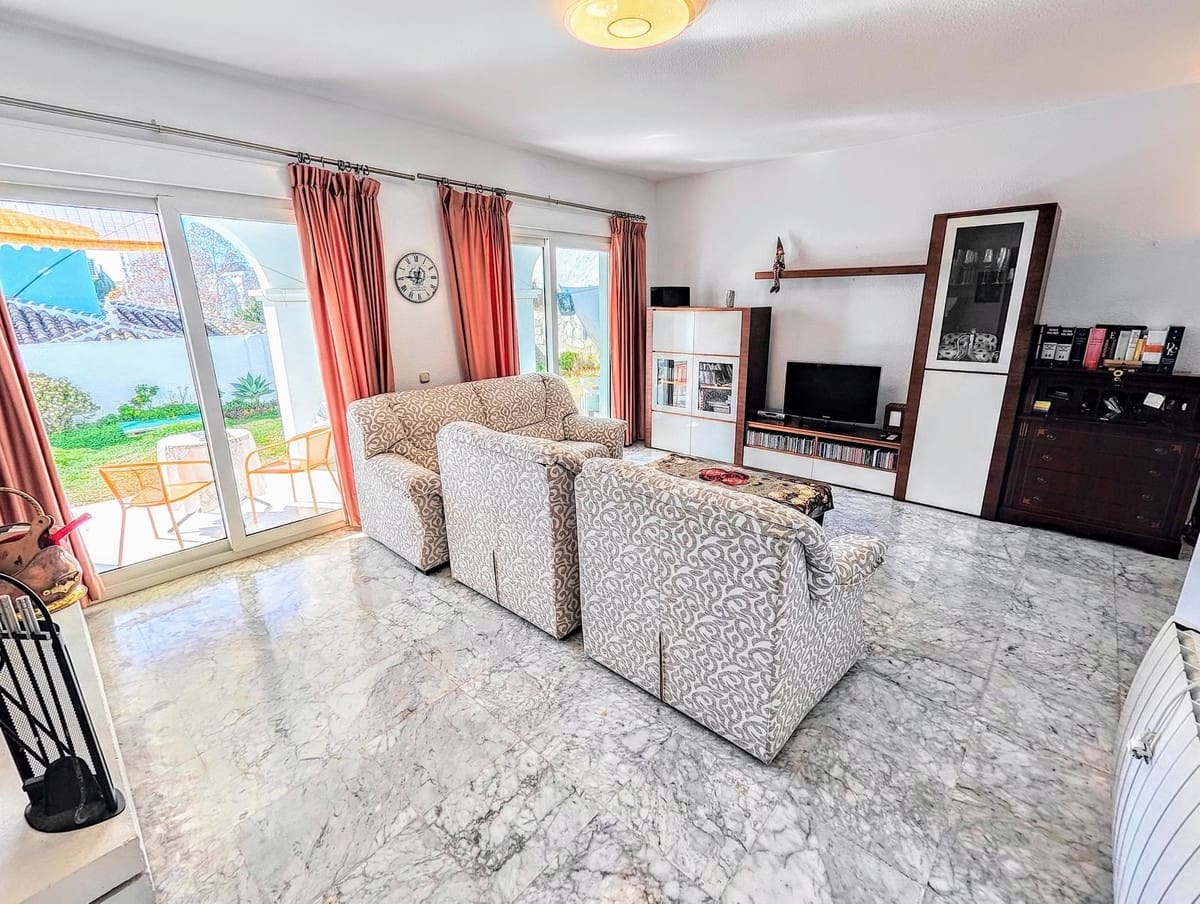 4 soveværelse Villa til salg i Benalmadena Costa med swimmingpool garage - € 890.000 (Ref: 9480393)
