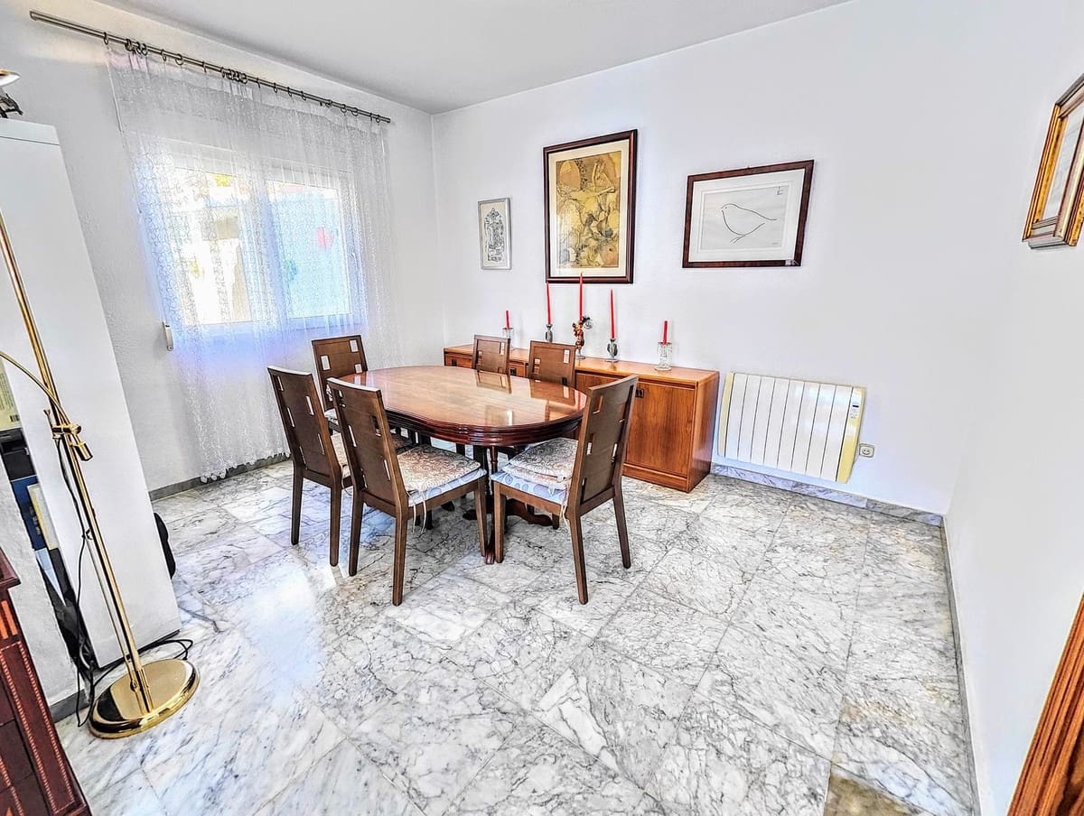 4 soveværelse Villa til salg i Benalmadena Costa med swimmingpool garage - € 890.000 (Ref: 9480393)