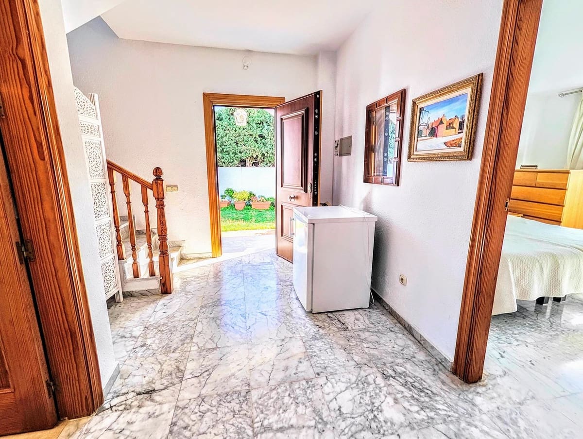 4 soveværelse Villa til salg i Benalmadena Costa med swimmingpool garage - € 890.000 (Ref: 9480393)