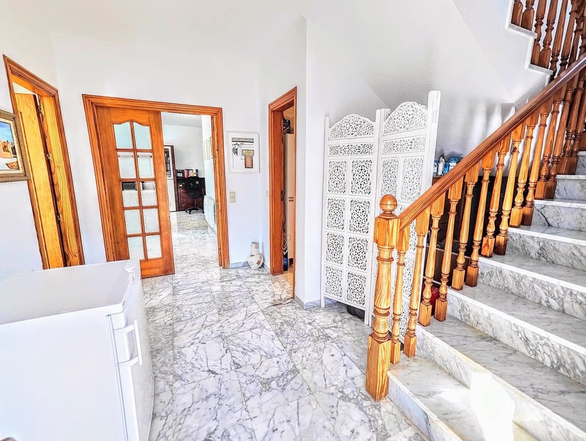 4 soveværelse Villa til salg i Benalmadena Costa med swimmingpool garage - € 890.000 (Ref: 9480393)