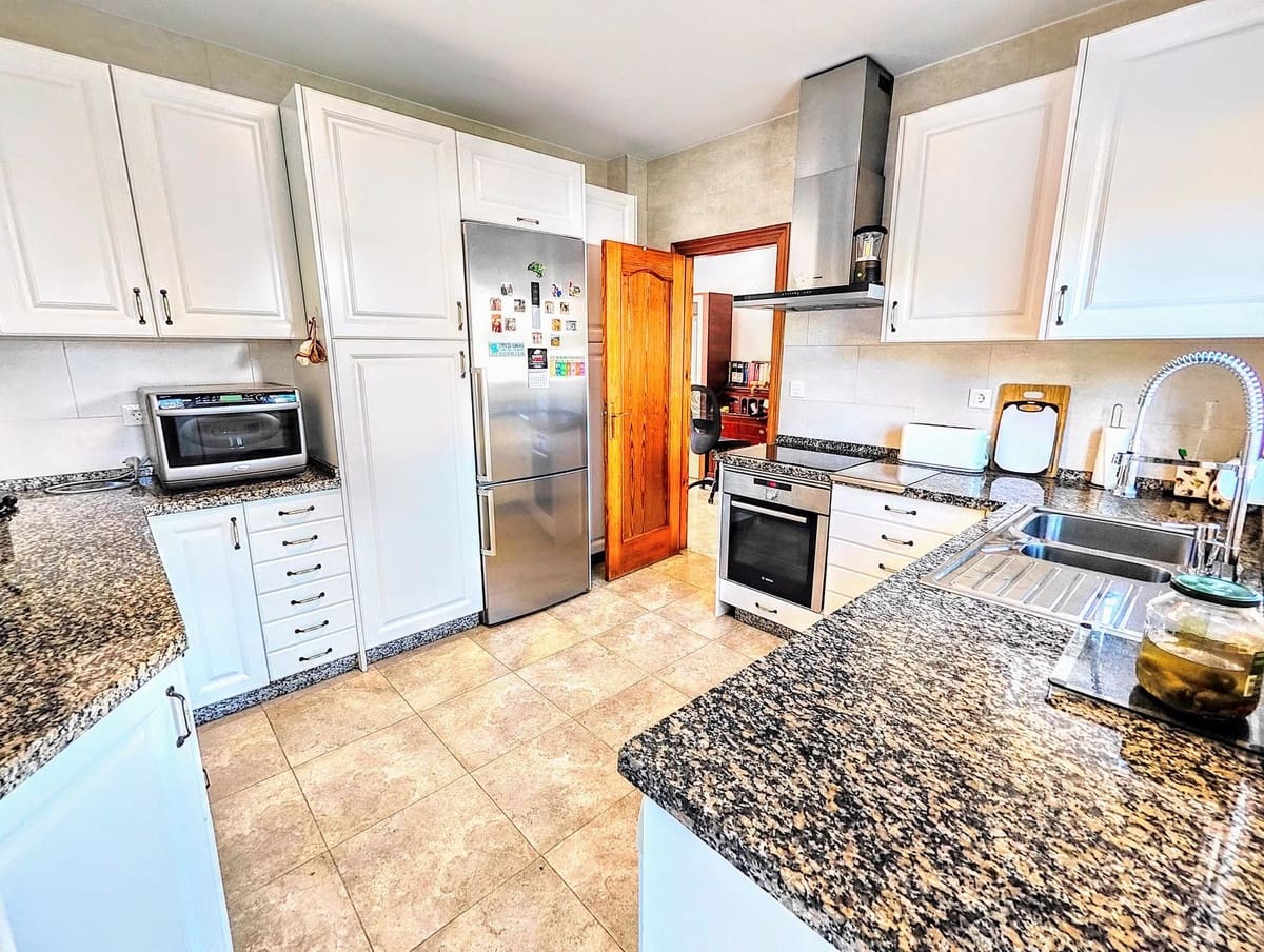 4 soveværelse Villa til salg i Benalmadena Costa med swimmingpool garage - € 890.000 (Ref: 9480393)