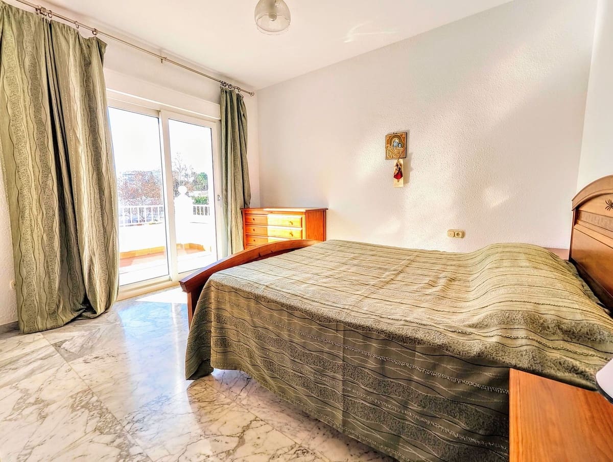 4 soveværelse Villa til salg i Benalmadena Costa med swimmingpool garage - € 890.000 (Ref: 9480393)