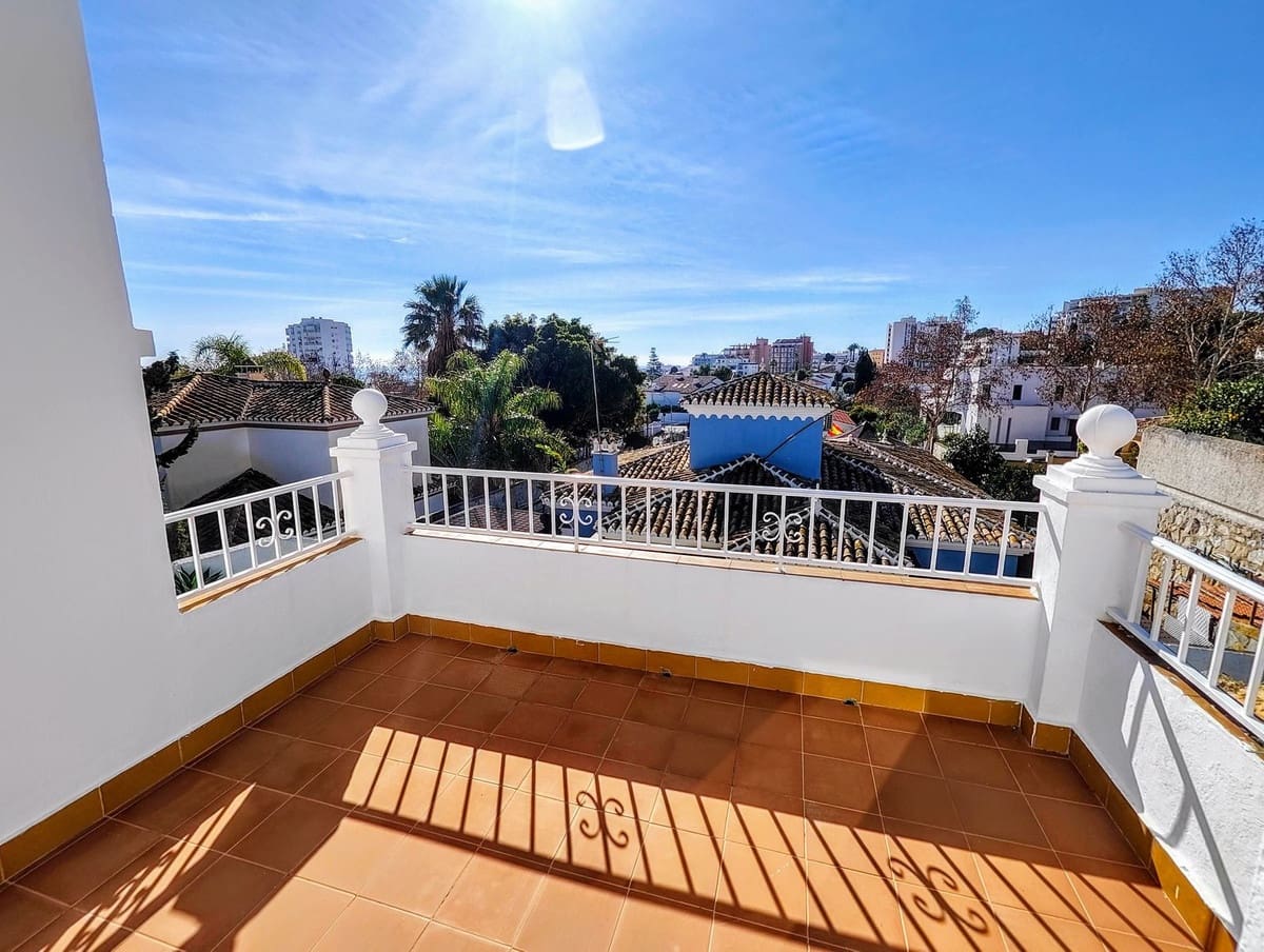 4 soveværelse Villa til salg i Benalmadena Costa med swimmingpool garage - € 890.000 (Ref: 9480393)