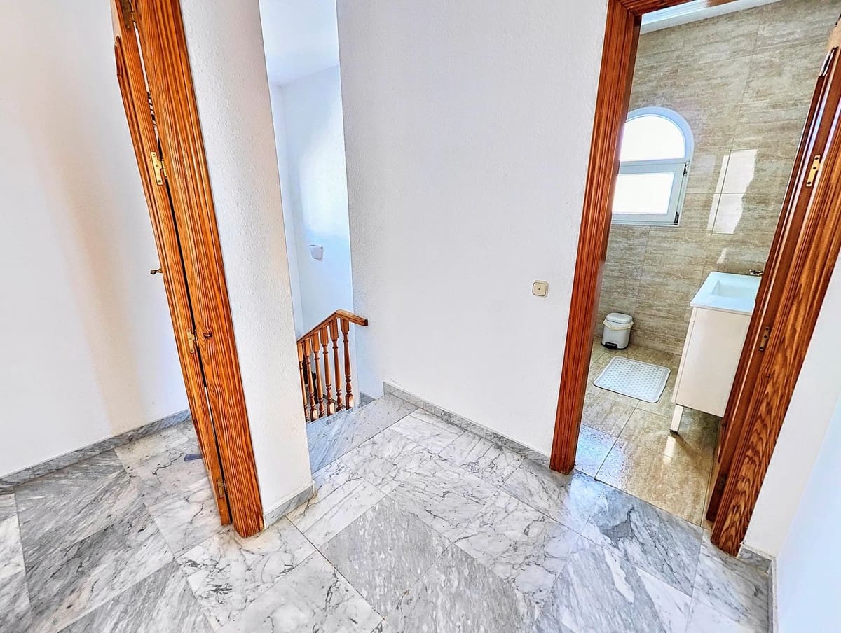 4 soveværelse Villa til salg i Benalmadena Costa med swimmingpool garage - € 890.000 (Ref: 9480393)