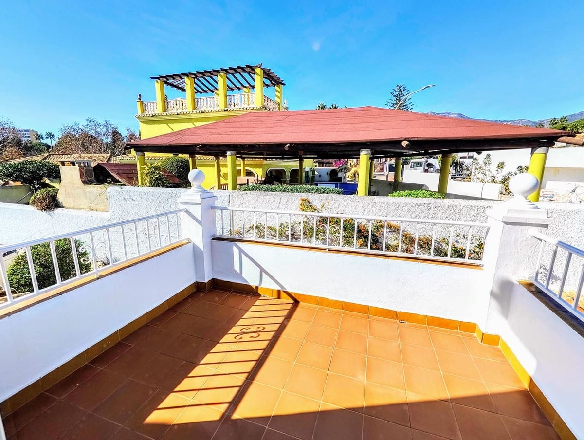 4 soveværelse Villa til salg i Benalmadena Costa med swimmingpool garage - € 890.000 (Ref: 9480393)