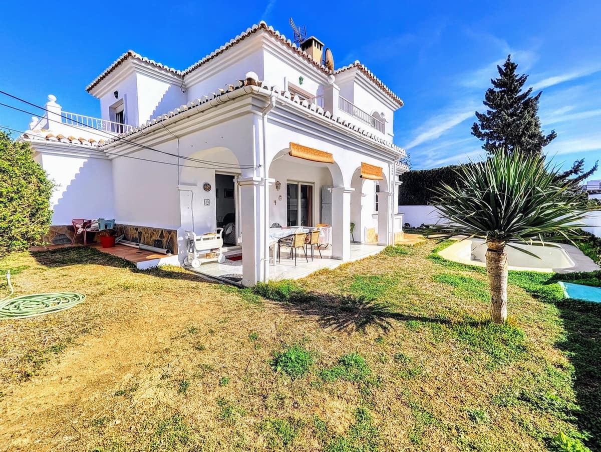 4 soveværelse Villa til salg i Benalmadena Costa med swimmingpool garage - € 890.000 (Ref: 9480393)