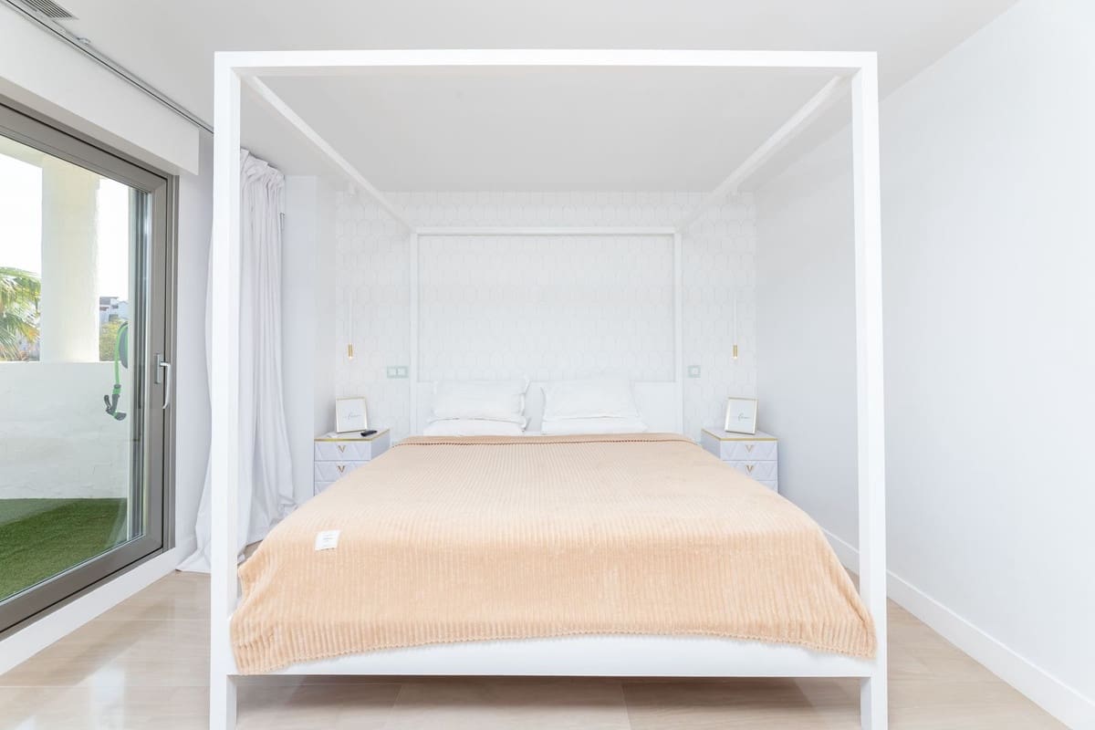 2 bedroom Apartment for sale in Benahavis with pool garage - € 895,000 (Ref: 9480401)