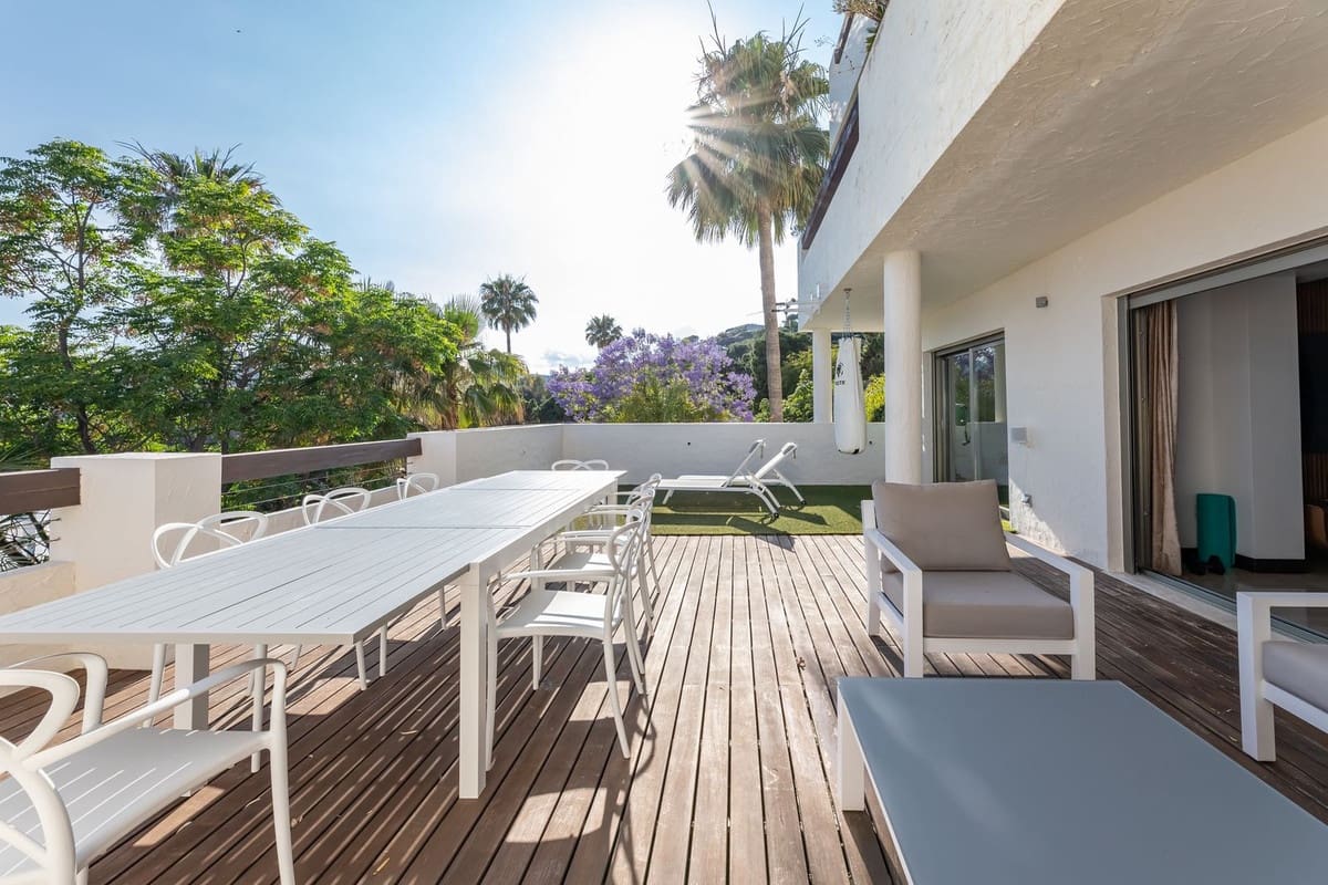 2 bedroom Apartment for sale in Benahavis with pool garage - € 895,000 (Ref: 9480401)