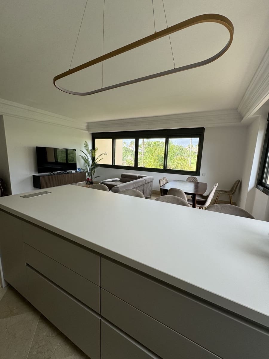 Apartamento de 3 habitaciones en Nueva Andalucia en venta con piscina - 895.000 € (Ref: 9480404)