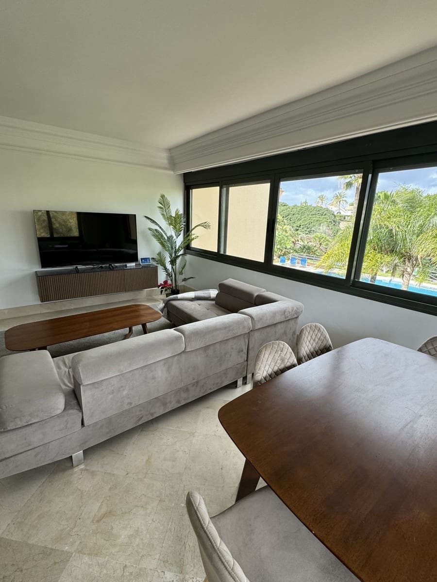 Apartamento de 3 habitaciones en Nueva Andalucia en venta con piscina - 895.000 € (Ref: 9480404)