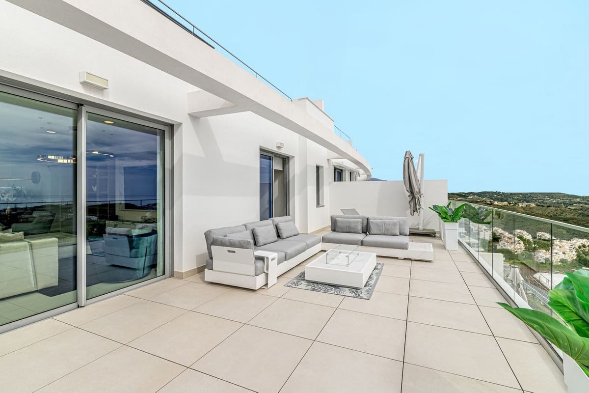 2 bedroom Penthouse for sale in La Cala de Mijas with pool - € 895,000 (Ref: 9480407)