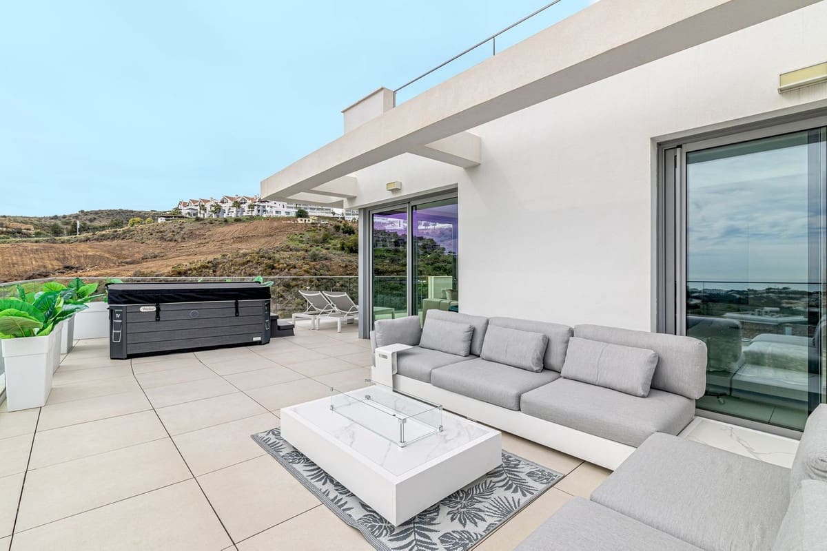 2 bedroom Penthouse for sale in La Cala de Mijas with pool - € 895,000 (Ref: 9480407)