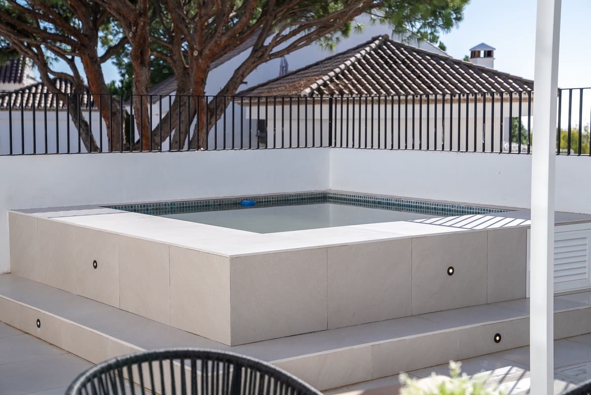 3 Zimmer Penthouse zu verkaufen in Nueva Andalucia mit Pool - 895.000 € (Ref: 9480409)