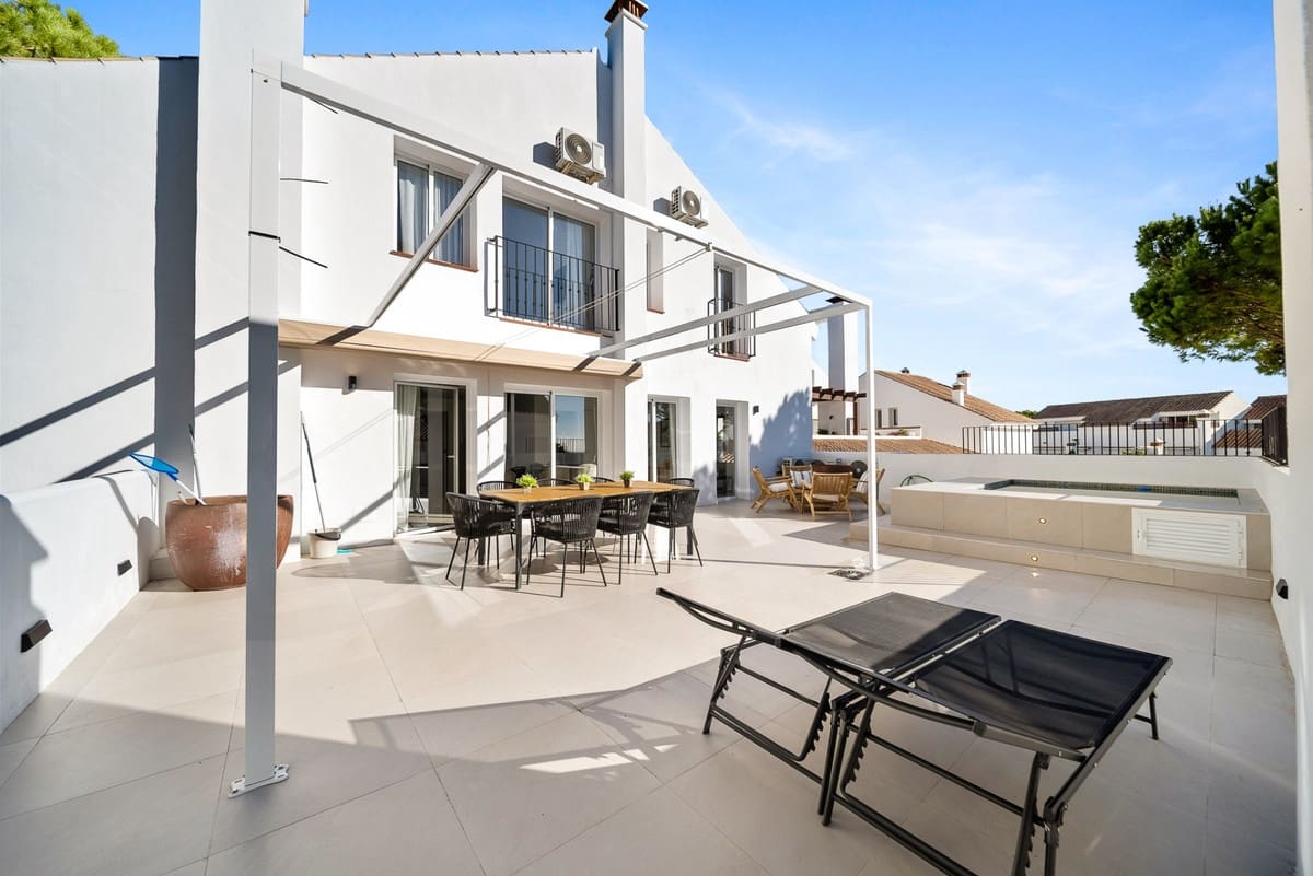 3 Zimmer Penthouse zu verkaufen in Nueva Andalucia mit Pool - 895.000 € (Ref: 9480409)