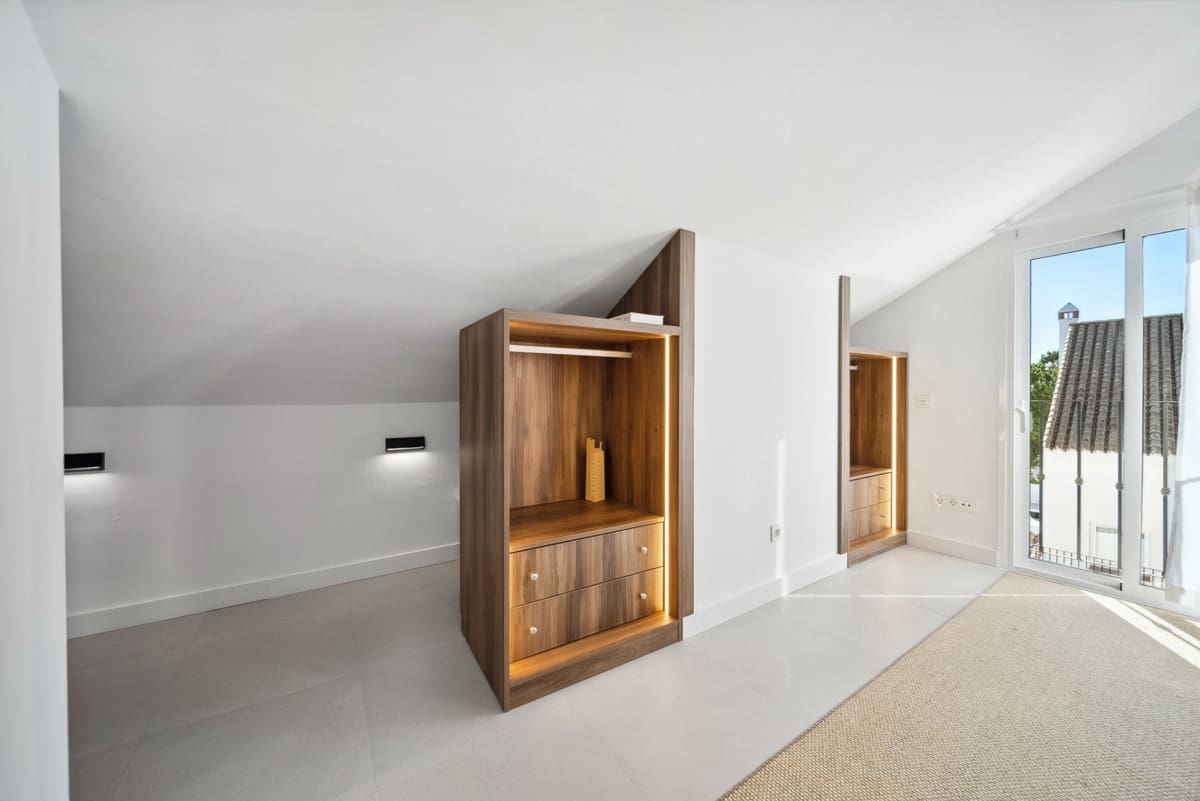 3 Zimmer Penthouse zu verkaufen in Nueva Andalucia mit Pool - 895.000 € (Ref: 9480409)