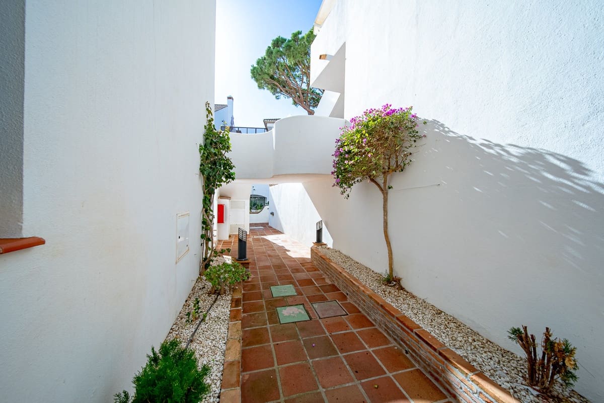 3 Zimmer Penthouse zu verkaufen in Nueva Andalucia mit Pool - 895.000 € (Ref: 9480409)