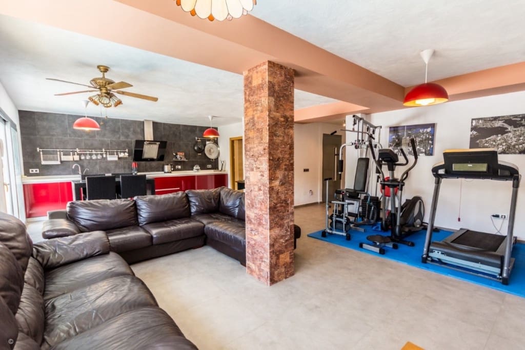 5 bedroom Villa for sale in Mijas Costa with pool - € 895,000 (Ref: 9480415)