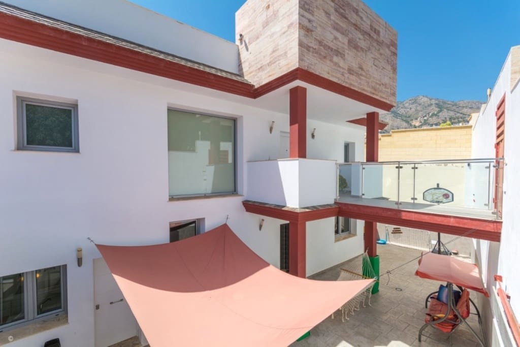 5 bedroom Villa for sale in Mijas Costa with pool - € 995,000 (Ref: 9480415)