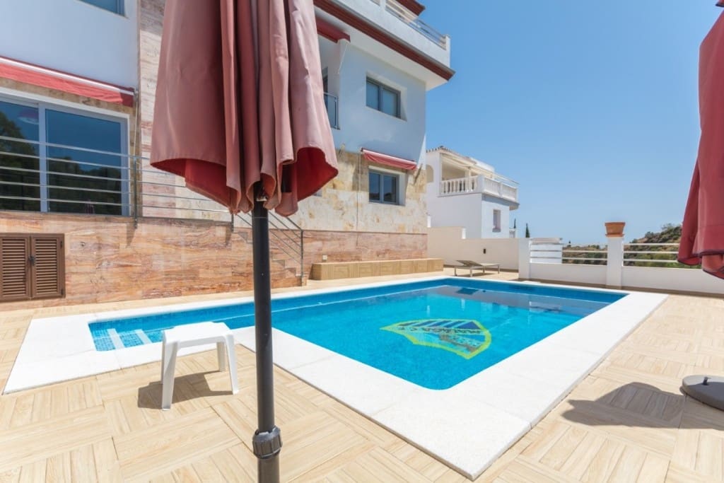 5 bedroom Villa for sale in Mijas Costa with pool - € 995,000 (Ref: 9480415)