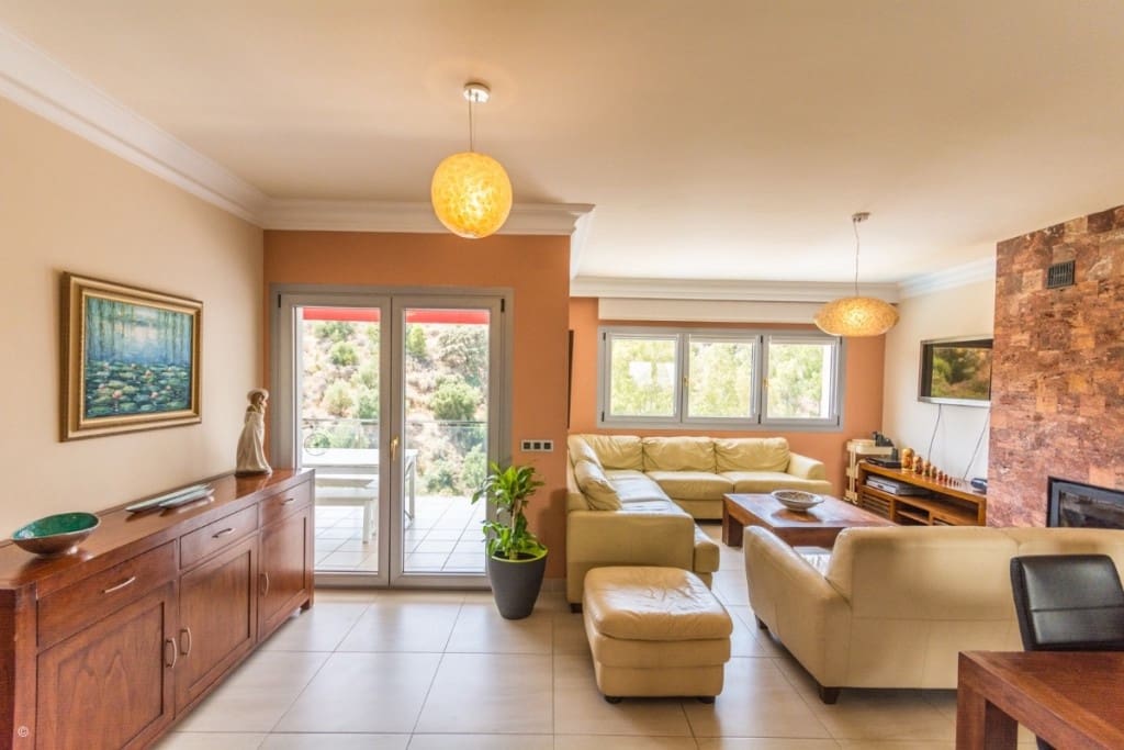 5 bedroom Villa for sale in Mijas Costa with pool - € 995,000 (Ref: 9480415)