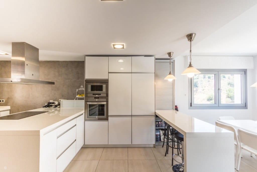 5 bedroom Villa for sale in Mijas Costa with pool - € 995,000 (Ref: 9480415)