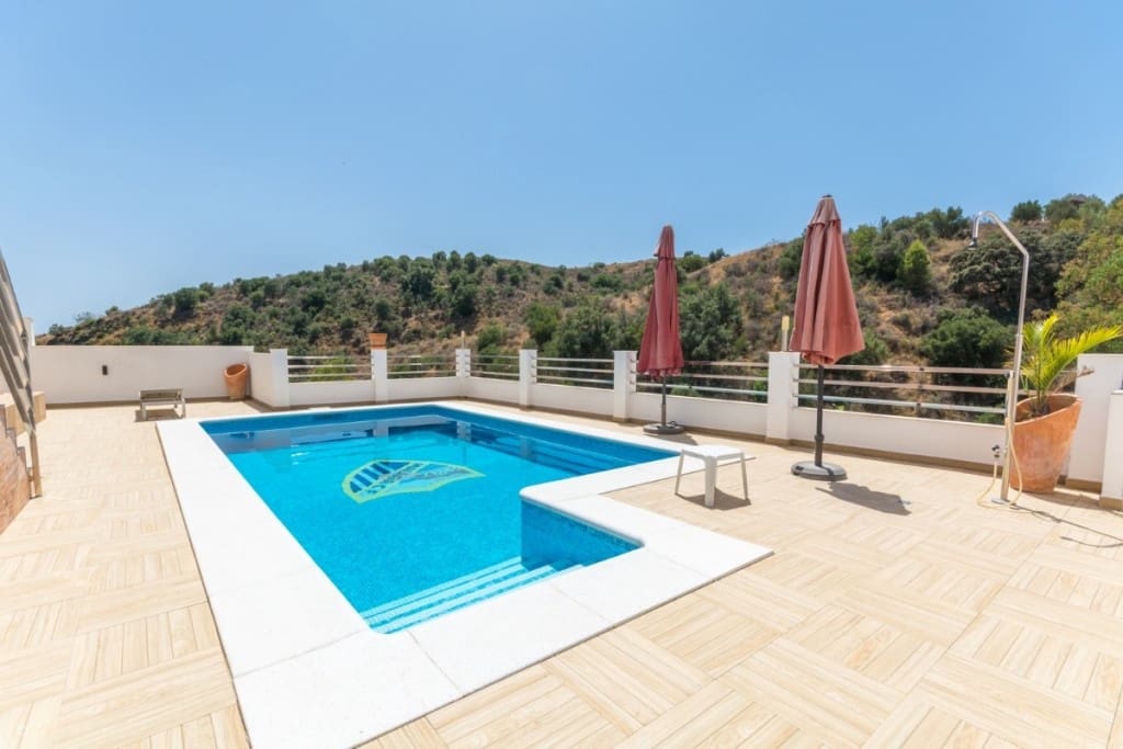 5 bedroom Villa for sale in Mijas Costa with pool - € 995,000 (Ref: 9480415)