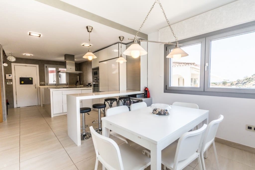 5 bedroom Villa for sale in Mijas Costa with pool - € 995,000 (Ref: 9480415)