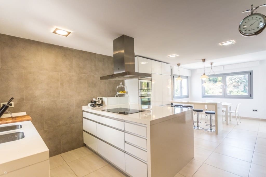 5 bedroom Villa for sale in Mijas Costa with pool - € 995,000 (Ref: 9480415)