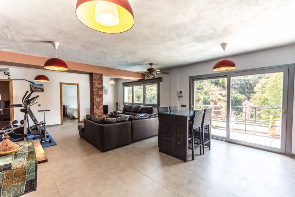 5 bedroom Villa for sale in Mijas Costa with pool - € 995,000 (Ref: 9480415)