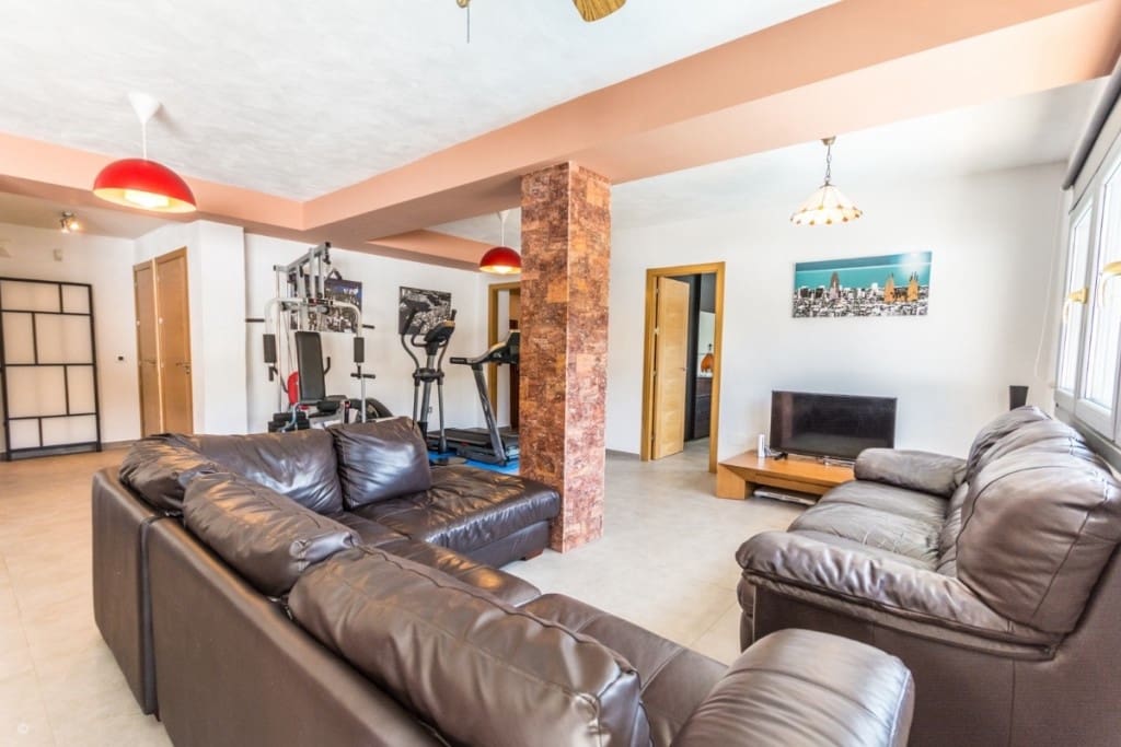 5 bedroom Villa for sale in Mijas Costa with pool - € 995,000 (Ref: 9480415)