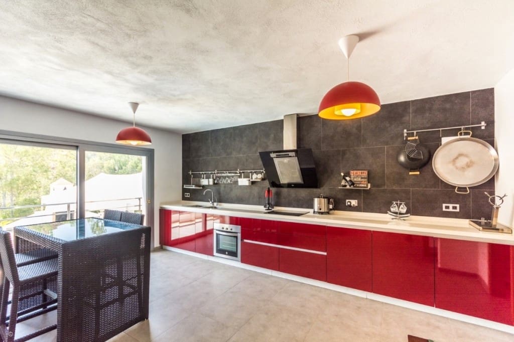 5 bedroom Villa for sale in Mijas Costa with pool - € 995,000 (Ref: 9480415)