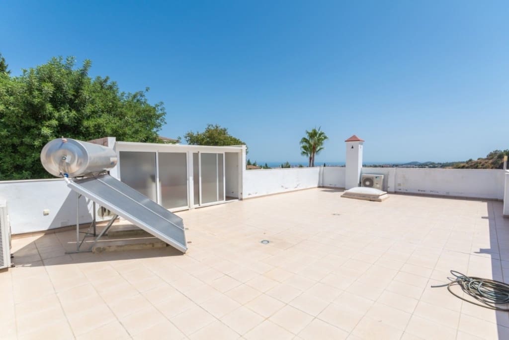 5 bedroom Villa for sale in Mijas Costa with pool - € 995,000 (Ref: 9480415)