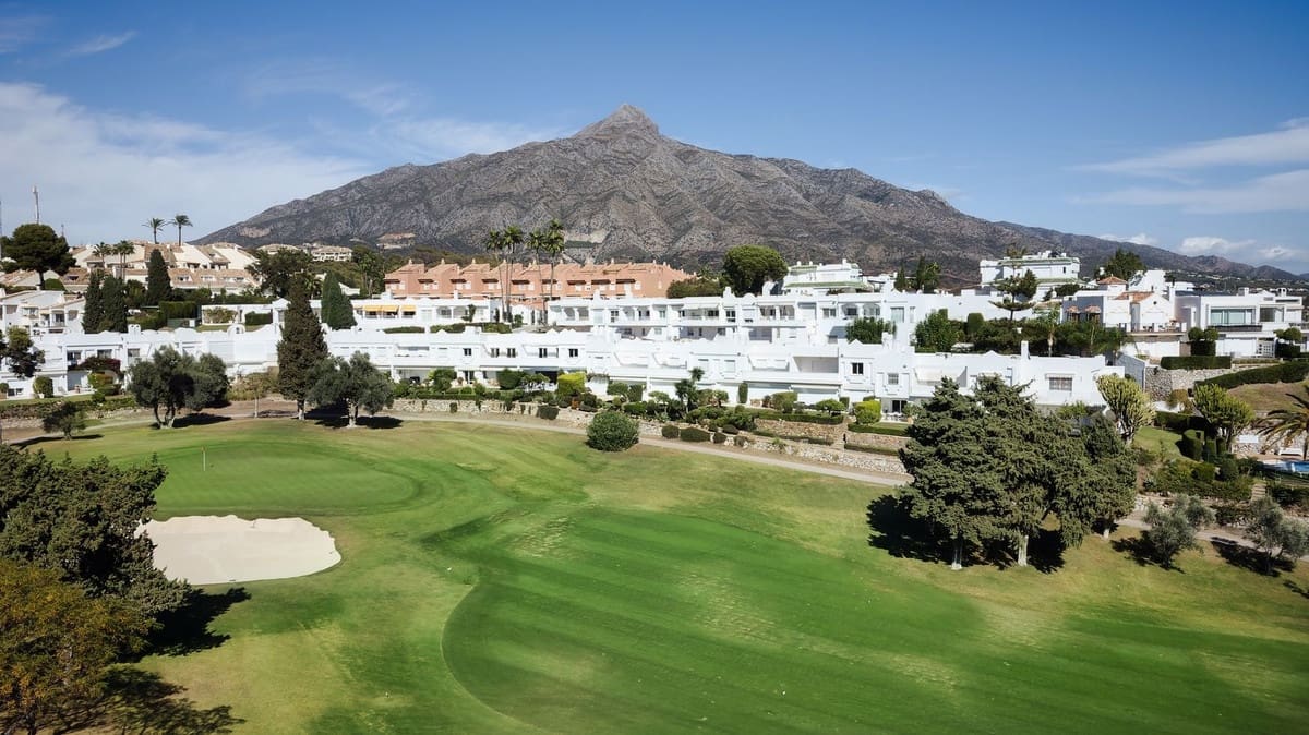 Casa de 3 habitaciones en Nueva Andalucia en venta con piscina - 895.000 € (Ref: 9480417)