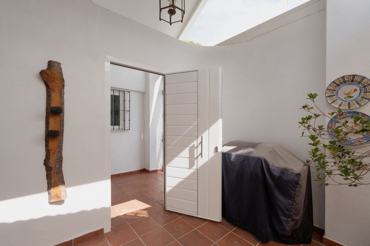 3 bedroom Townhouse for sale in Nueva Andalucia with pool - € 895,000 (Ref: 9480417)