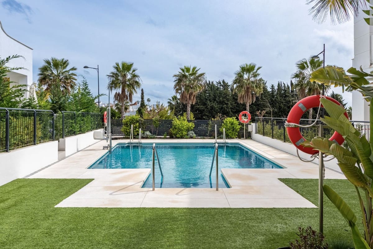 3 bedroom Townhouse for sale in Estepona with pool - € 895,000 (Ref: 9480418)