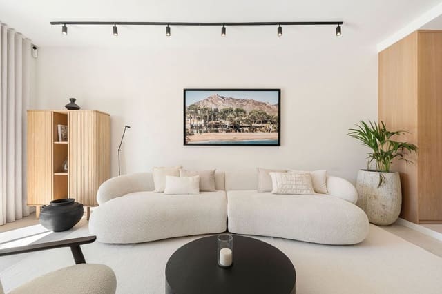 Casa de 3 habitaciones en La Dama de Noche - La Alzambra, Marbella en venta con piscina - 895.000 € (Ref: 9480419)