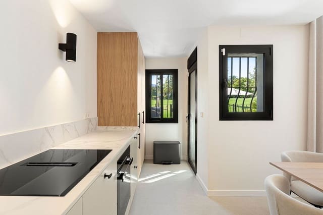 Casa de 3 habitaciones en La Dama de Noche - La Alzambra, Marbella en venta con piscina - 895.000 € (Ref: 9480419)