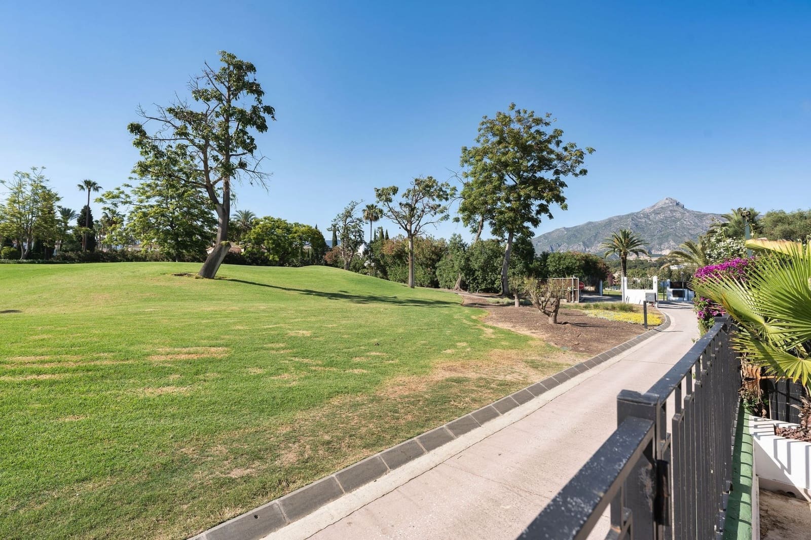 Casa de 3 habitaciones en Nueva Andalucia en venta con piscina - 895.000 € (Ref: 9480419)