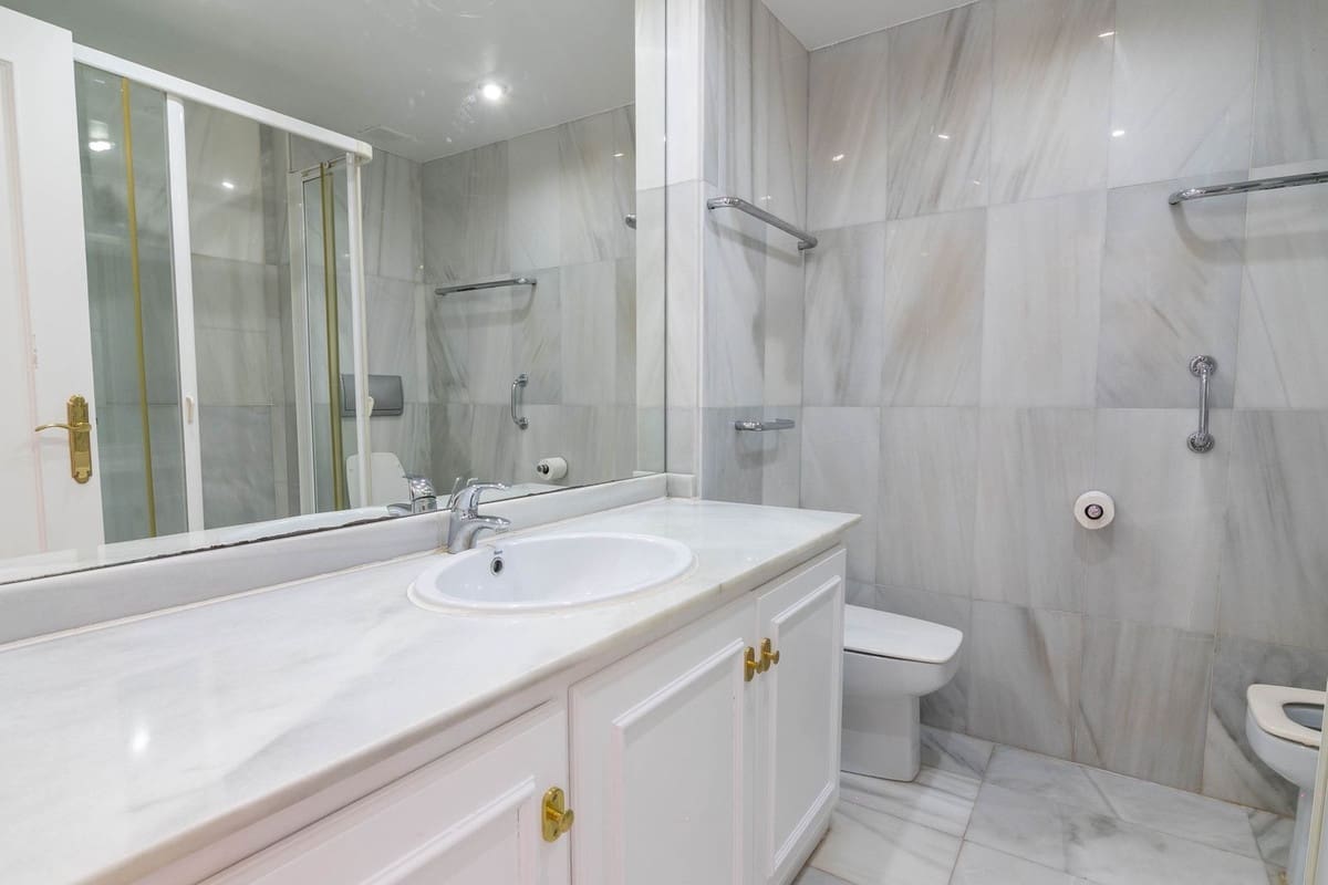 Casa de 4 habitaciones en Estepona en venta con piscina - 895.000 € (Ref: 9480422)