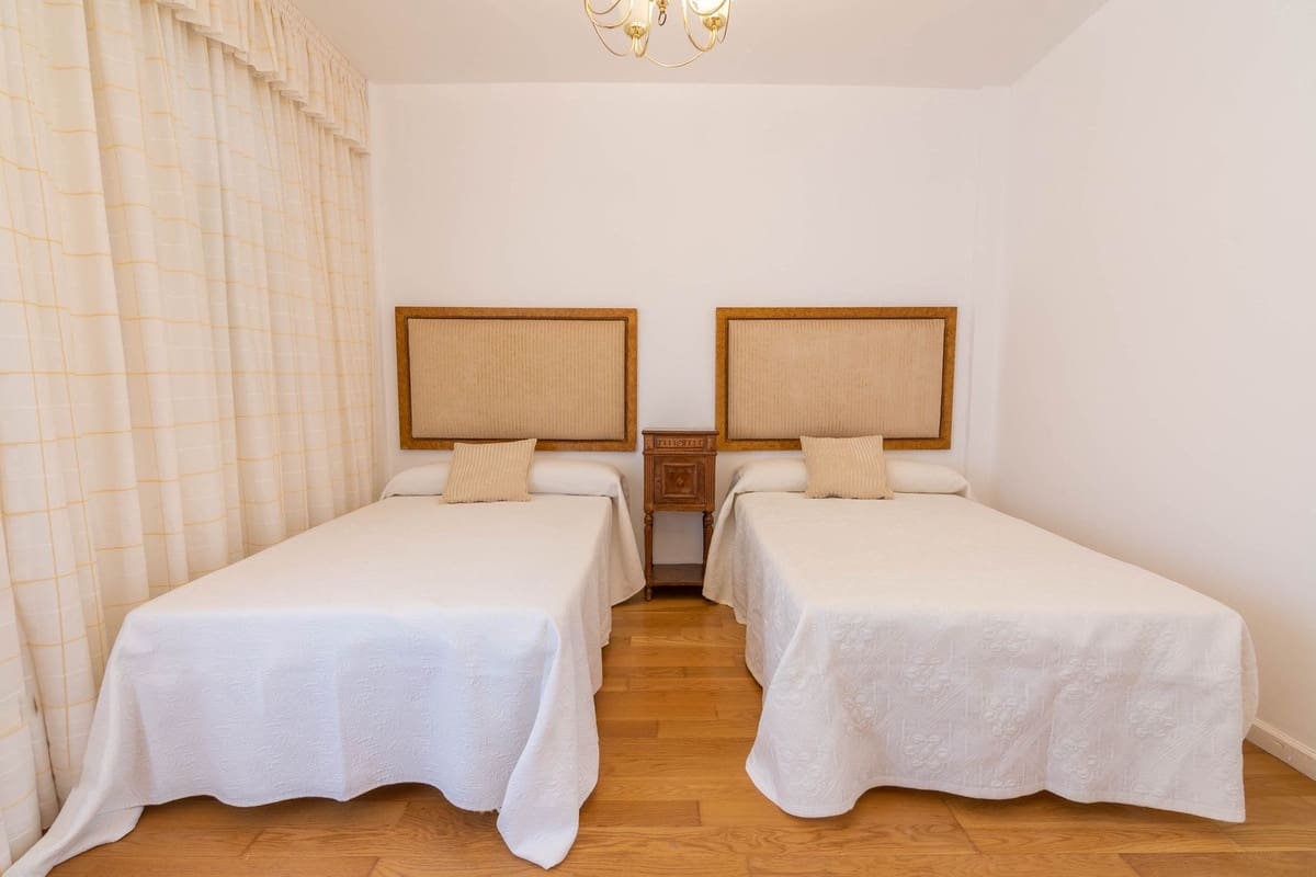 Casa de 4 habitaciones en Estepona en venta con piscina - 895.000 € (Ref: 9480422)