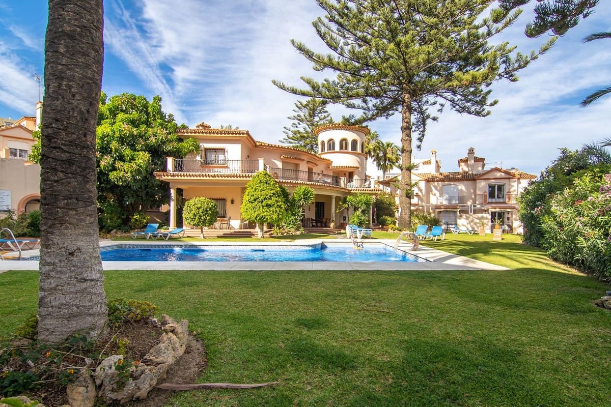 Casa de 4 habitaciones en Estepona en venta con piscina - 895.000 € (Ref: 9480422)